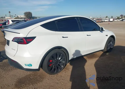 2024 Tesla Model Y Performance Dual Motor All-Wheel Drive z USA, uszkodzony, nr VIN 7SAYGDEF2RF150535